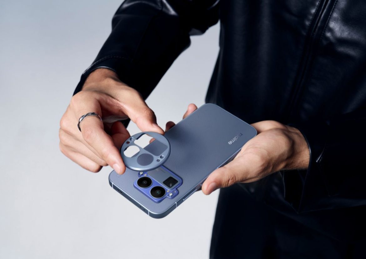 Un utilisateur est en train de retirer ou d'installer une protection modulaire sur le module caméra du realme GT 8 Pro bleu nuit.