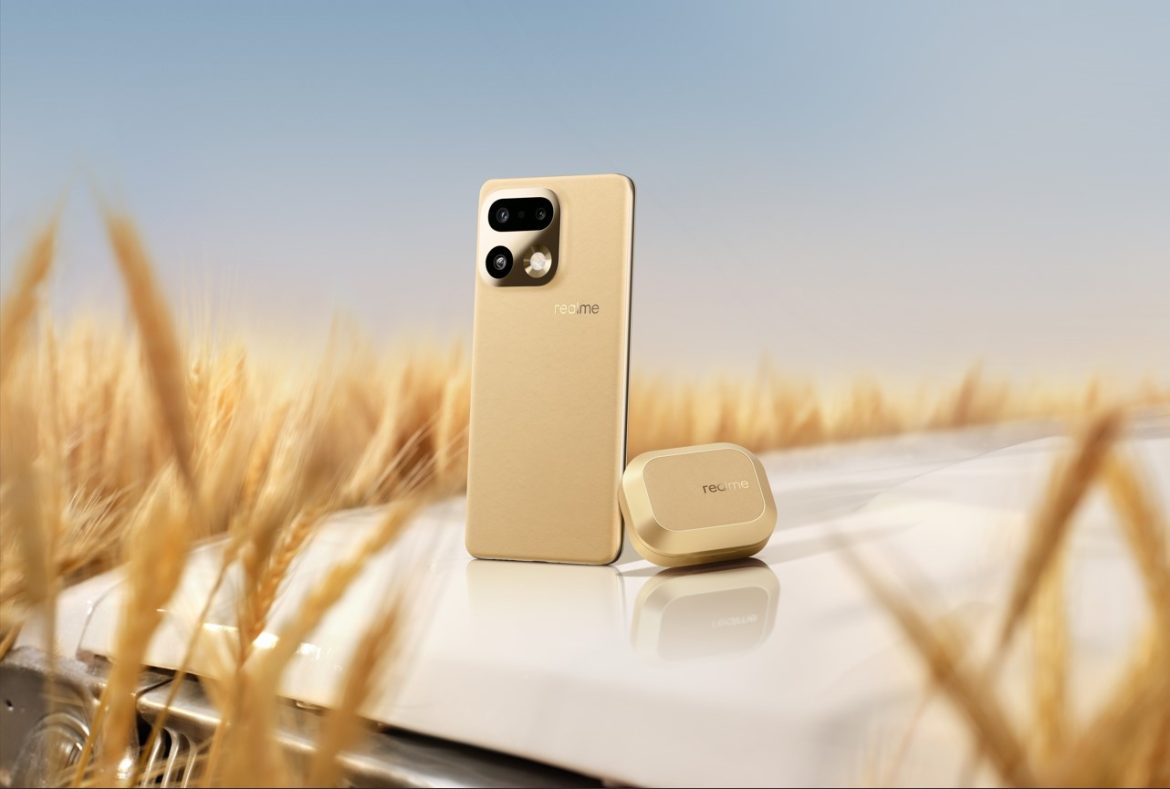 Un smartphone realme 16 Pro+ couleur or et un étui de realme Buds Air 6 Pro posés sur le capot d'une voiture blanche dans un champ de blé doré.