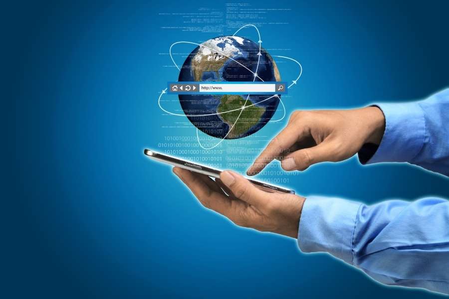Une personne utilise une tablette tactile avec une connexion internet mondiale symbolisée par un globe terrestre et des flux de données.